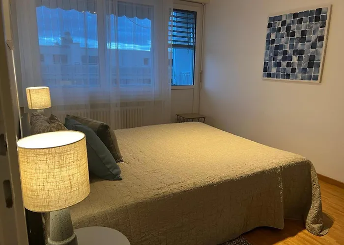 Standing In Ouchy - لوزان